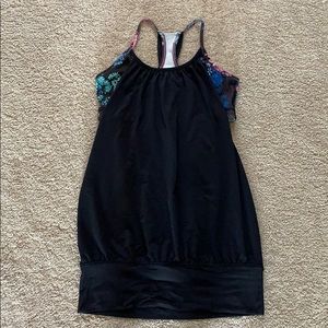 Lululemon 2 in 1 bra and flowy tank.